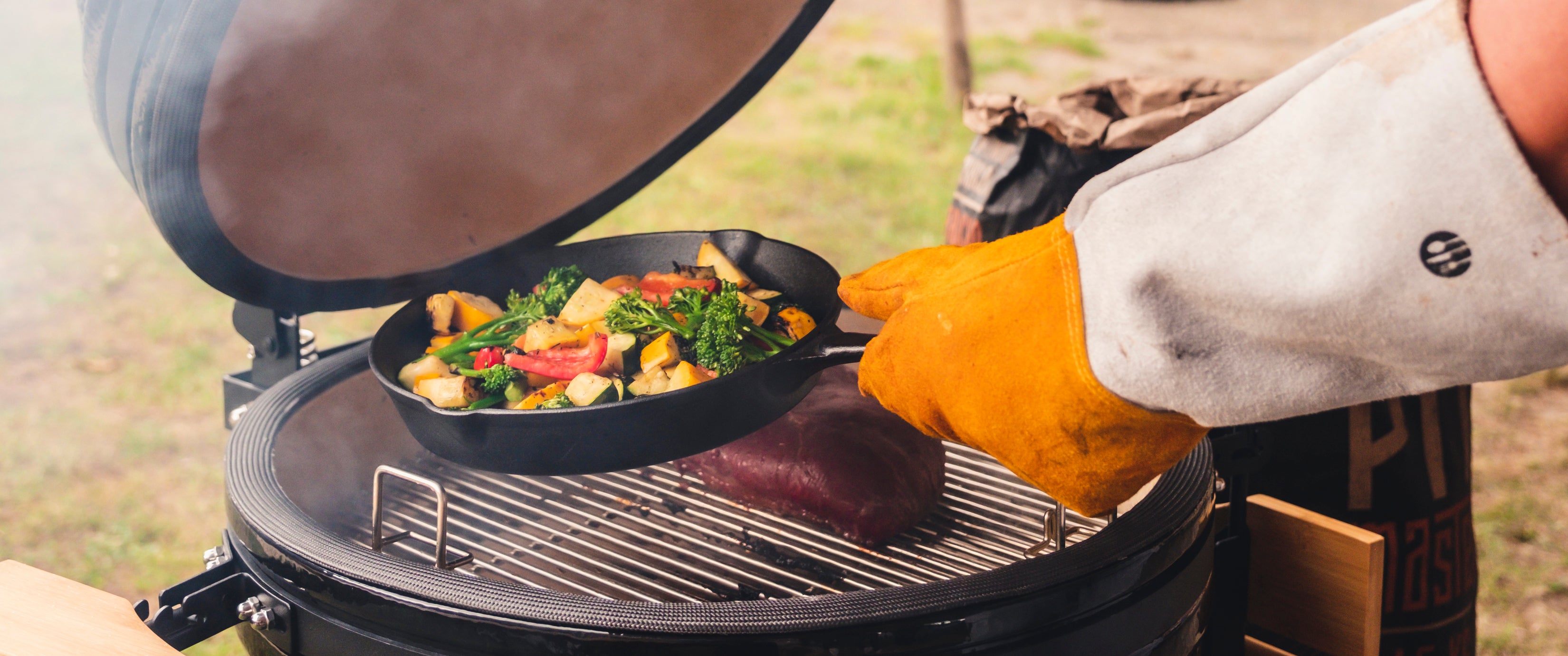 BBQ-Toro gietijzeren kippenbraadpan 28 cm | Al ingebrand - preseasoned | Gevogeltebraadpan voor grill en oven | Kippenbraadpan met aromakegel en opvangschaal BBQ-Toro gietijzeren kippenbraadpan 28 cm | Al ingebrand - preseasoned | Gevogeltebraadpan voor grill en oven | Kippenbraadpan met aromakegel en opvangschaal